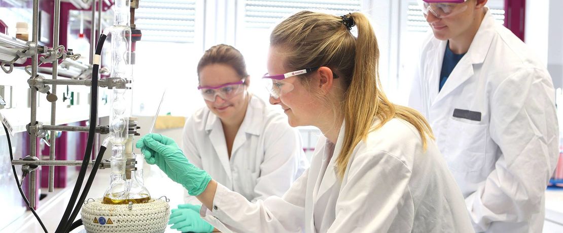 Ausbildung bei Evonik: Bundesweit starten im neuen Ausbildungsjahr 2019 mehr als 450 junge Frauen und Männer eine duale Berufsausbildung bei dem Spezialchemieunternehmen.