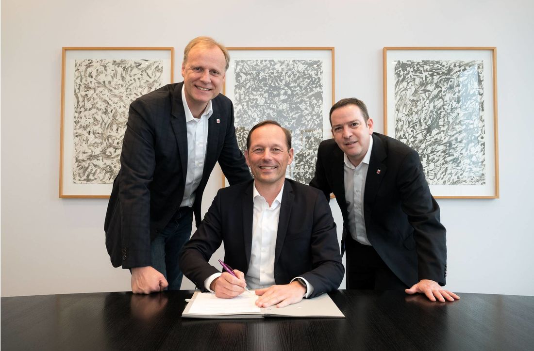 Digitales Leitbild für Evonik unterzeichnet: Martin Albers (Vorsitzender des Gesamtbetriebsrats von Evonik, links im Bild), Thomas Wessel (Personalvorstand und Arbeitsdirektor von Evonik, Mitte) und Francesco Grioli (Mitglied des geschäftsführenden Hauptvorstandes der IG BCE) bei der Vertragsunterzeichnung. Foto: Frank Preuss/Evonik