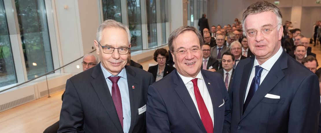 Von links nach rechts: Michael Vassiliadis, Vorsitzender der IG BCE, Armin Laschet, Ministerpräsident des Landes Nordrhein-Westfalen, Christian Kullmann, Vorsitzender des Vorstands der Evonik Industries AG. Foto: Bannert/Evonik