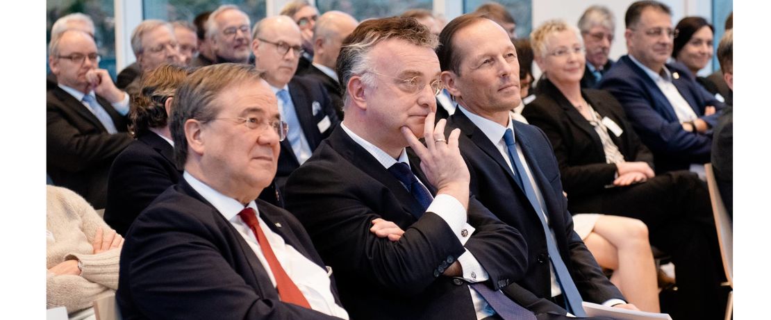 Von links nach rechts: Armin Laschet, Ministerpräsident des Landes Nordrhein-Westfalen, Christian Kullmann, Vorsitzender des Vorstands der Evonik Industries AG, Thomas Wessel, Arbeitsdirektor der Evonik Industries AG. Foto: Bannert/Evonik