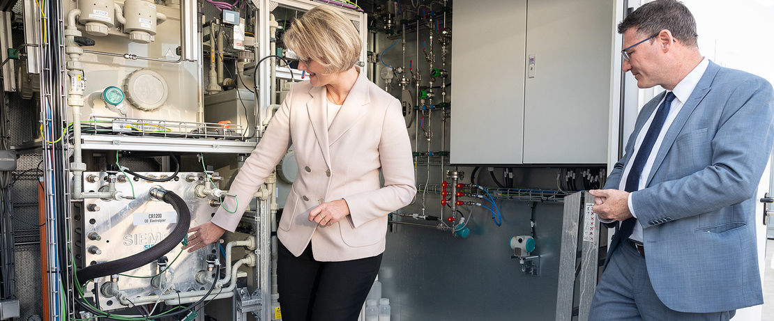 Inbetriebnahme der Rheticus-Versuchsanlage in Marl durch Evonik und Siemens-Energy. Ministerin Anja Karliczek und Stefan Kaufmann, Innovationsbeauftragter „Grüner Wasserstoff“, beide vom Bundesministerium für Bildung und Forschung. Copyright: BMBF/Hans-Joachim Rickel