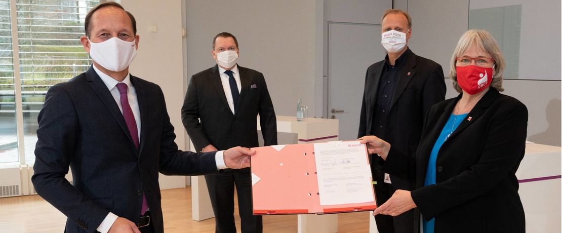 Evonik will mit einem Eckpunktepapier die Inklusion von Menschen mit Behinderung weiter unterstützen. Mit der Unterzeichnung des Papiers bekräftigen sie die Zusammen­arbeit bei diesem Thema (von links nach rechts): Thomas Wessel, Personalvorstand und Arbeitsdirektor von Evonik, Randolf Bursian, Leiter HR Business Management von Evonik, Martin Albers, Vorsitzender des Gesamtbetriebsrates Evonik, und Petra Reinbold-Knape, Mitglied des Geschäftsführenden Hauptvorstandes der Gewerkschaft IG BCE. (Foto: Bootmann/Evonik)