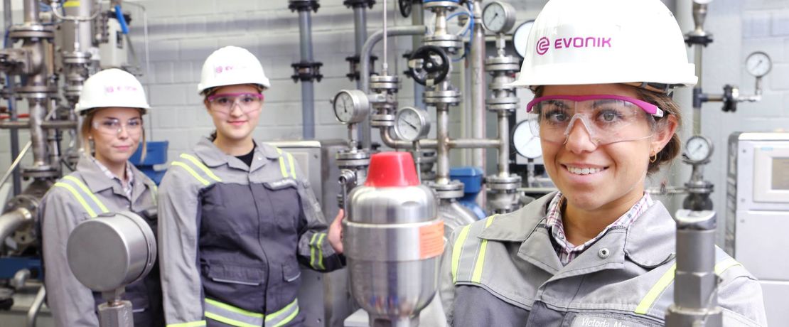 Ausbildung bei Evonik: Wie in den vergangenen Jahren (Foto) haben sich auch 2021 wieder zahlreiche junge Frauen und Männer für eine duale Berufsausbildung bei dem Spezialchemieunternehmen entschieden. Foto: Debo/Evonik