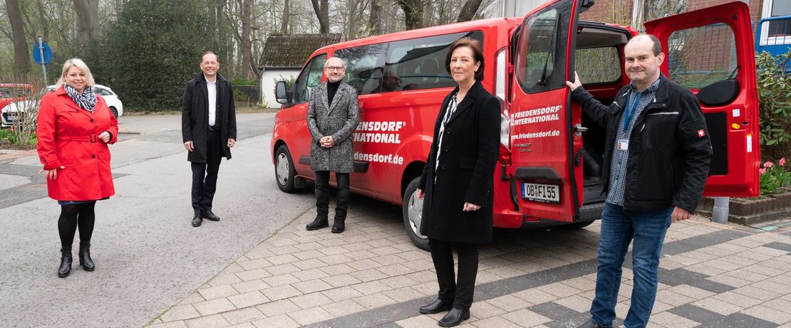 Besuch und Treffen zur symbolischen Spendenübergabe beim Friedensdorf International (von links nach rechts): Melanie Knappe, Mitglied des Gesamtbetriebsrates der Evonik Industries AG, und Thomas Wessel, Personalvorstand und Arbeitsdirektor von Evonik, mit Wolfgang Mertens vom Friedensdorf, Birgit Stifter, Friedensdorf-Leiterin, und Thomas Killmann, Stellvertretender Friedensdorf-Leiter. (Foto: Karsten Bootmann/Evonik)