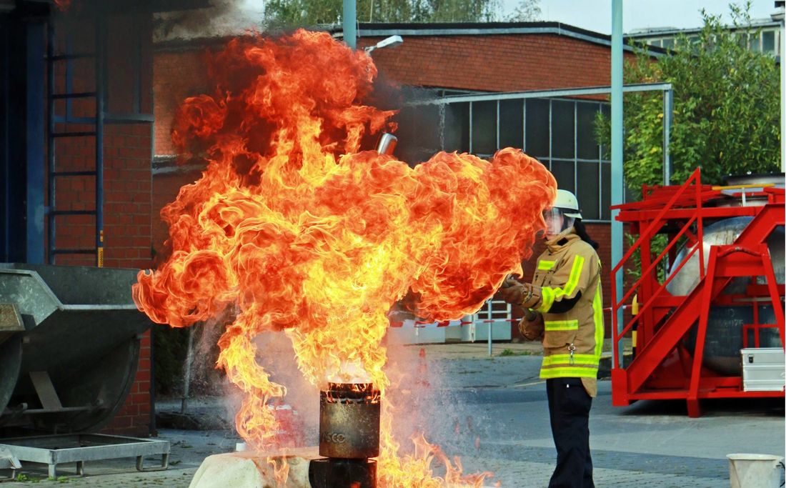 Fettbrandexplosionen sehen spektakulär aus - draußen, mit der Feuerwehr in Hindergrund. Zuhause möchte das niemand erleben, falls es doch passiert: Decke drauf!