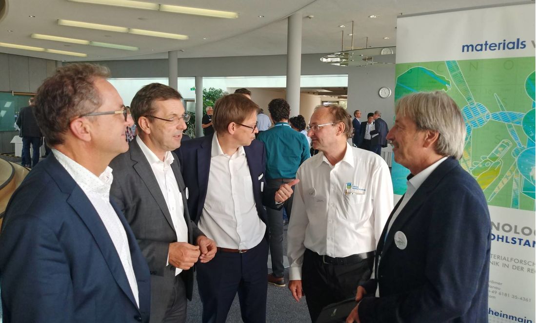 Diskutierten intensiv über Wasserstofftechnologie: Axel Zajonz und Frank Menzel von Evonik Resource Efficiency, Stefan Buchholz, Leiter Evonik Creavis, Andreas Brumby, Umicore, und Hans-Jürgen Wachter von Heraeus (v.l.n.r.).