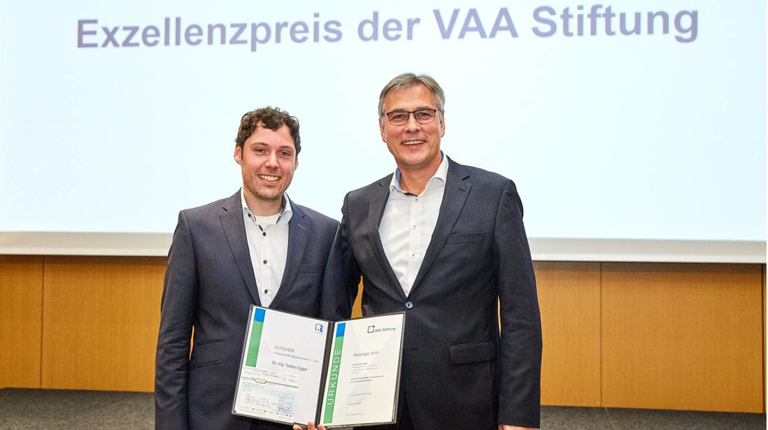 Exzellent: Für seine Dissertation wurde Evonik-Nachwuchswissenschaftler
Torben Egger, links, ausgezeichnet. Erster Gratulant war Thomas Sauer,
Vorsitzender Gesamtsprecherausschuss von Evonik. 