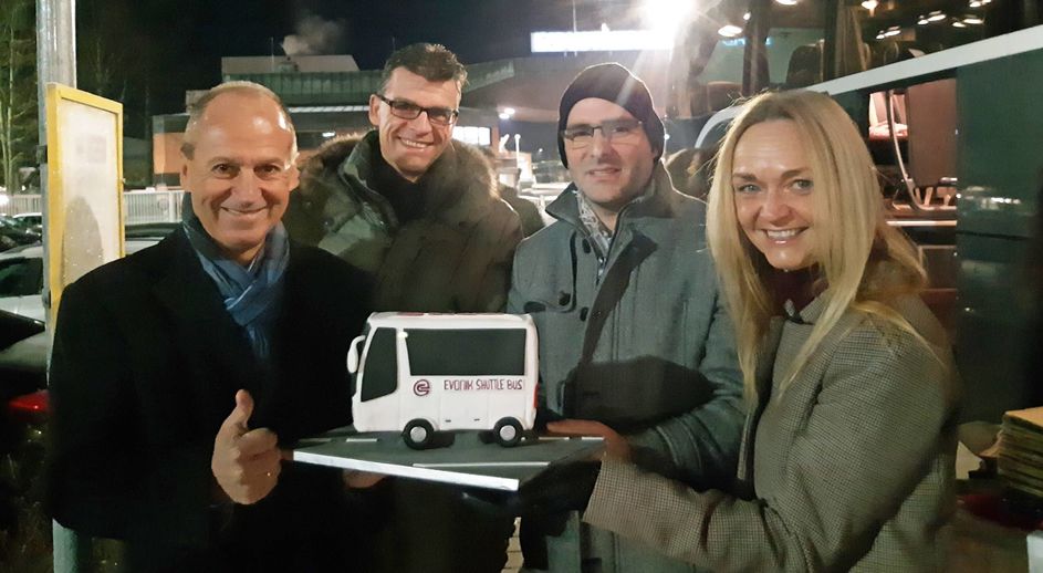 Iordanus Savvopoulos, Markus Schäfer, Matthias Krebs und Kerstin Oberhaus starten zur Jungfernfahrt des Evonik Shuttle Buses – im Gepäck ein selbstgebackener Kuchen in Busform. Foto: Evonik