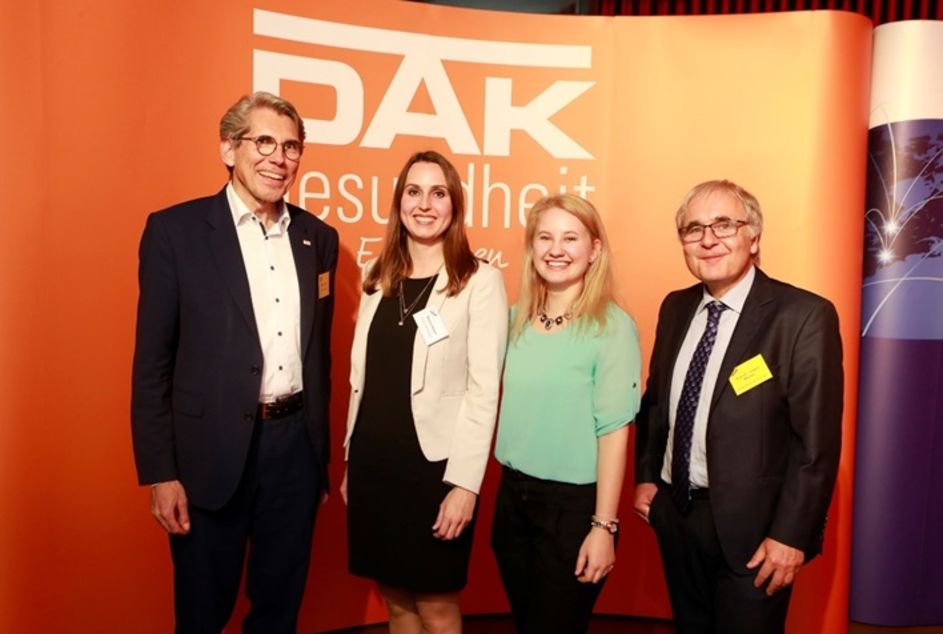 Mit der Schnitzeljagd auf Platz 3: Andreas Storm, Vorsitzender des Vorstands der DAK-Gesundheit, Martina Balzer und Lea Leibold von Evonik, Professor Dr. Jürgen Wasem von der Universität Duisburg-Essen (v.l.n.r.) Foto: DAK-Gesundheit/Tobias