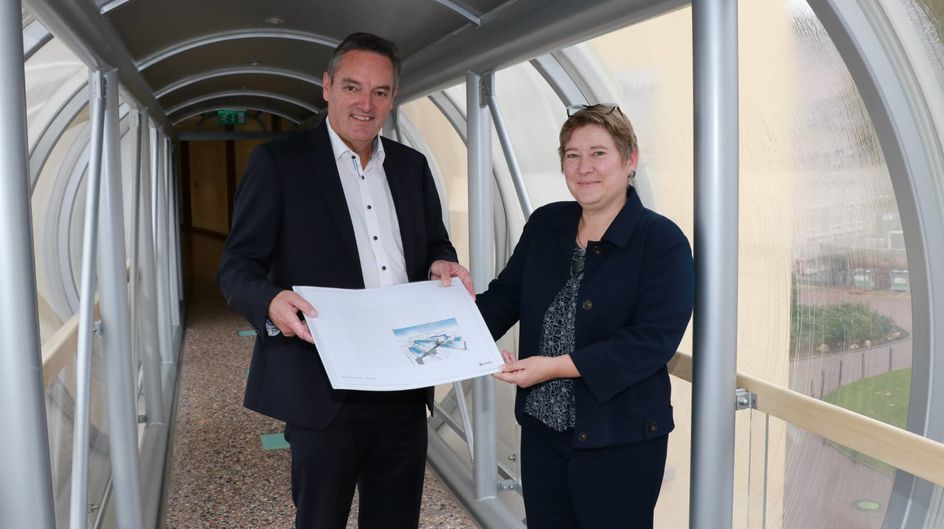 Symbolisch erhielt Tanja Gargulla bei der offiziellen Übergabe eine Arbeitsmappe mit dem Masterplan des Standorts aus den Händen ihres Vorgängers Dr. Armin Neher. Foto: Evonik