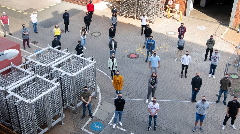 Jetzt geht’s los: Hinter den Masken der neuen Auszubildenden von Evonik in Darmstadt verbirgt sich ein Lächeln. Foto: Evonik.