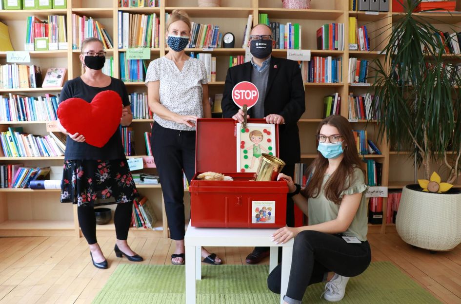 Kinder stark machen gegen sexuellen Missbrauch: (v.l.n.r.) Susanne Falk, Waltraud Heims (beide Wildwasser), Markus Heinrich, Evonik-Ausbildungsleiter in Darmstadt, sowie Evonik-Praktikantin Marleen Wolter vor der ECHTE SCHÄTZE! Kiste. Foto: Evonik.