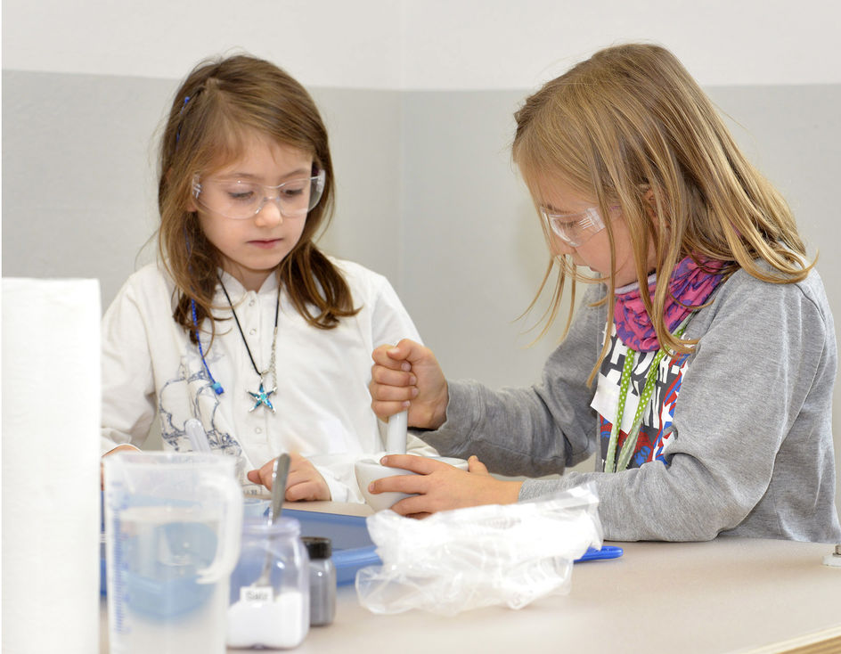 Vom Luftballon zum Duftballon: Im Evonik Science Camps @home extrahieren Jungforscher Duftstoffe aus Kakao, Früchten und Kräutern und erforschen ihre Eigenschaften. (Foto: HessenChemie/Arne Landwehr)