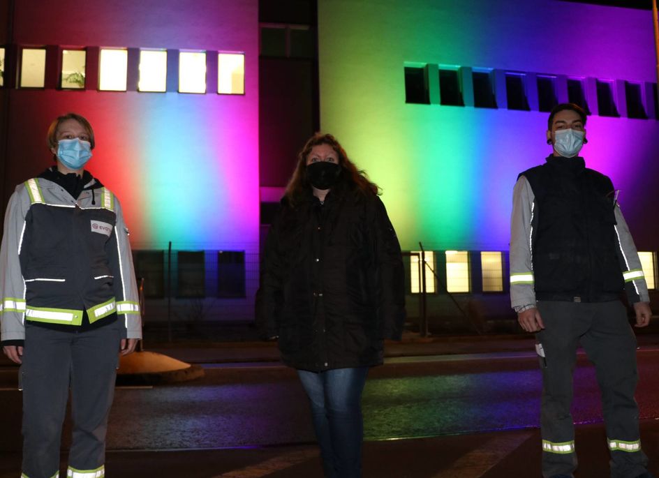 Klares Bekenntnis von Evonik für die Demokratie: Svenja Goedtel und Jonas Klein von der Jugendauszubildenden-Vertretung sowie Juliane Wiethe (Mitte), Betriebsratsvorsitzende in Darmstadt und Weiterstadt.