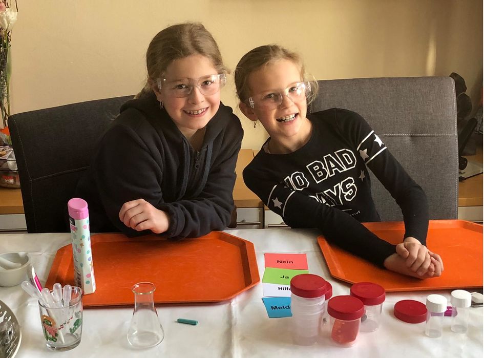 Giulia und Romy hatten sichtlich Spaß beim Workshop und finden: „Dass man Düfte filtern kann, ist toll - jetzt gibt es jeden Tag einen neuen Duft bei uns.“ Foto: Evonik Industries