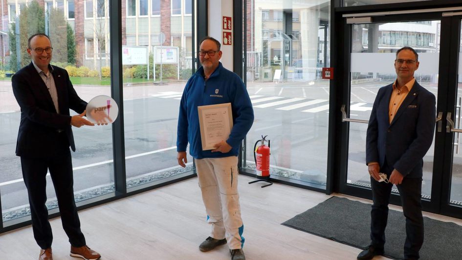 Ausgezeichnete Arbeitssicherheit: Standortleiter Thomas Basten (links im Bild) überreicht im Beisein von Ivo Franz, Leiter Fremdfirmenmanagement (rechts im Bild), den PART-Award an Uwe Schrock, Vorarbeiter der Firma Massenberg Bauwerkinstandsetzung (Mitte).