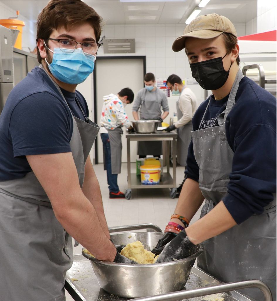 Geknetet: Leon Höhne (links im Bild) und Ben Lukas Ackermann bereiteten den Teig für die Vanillekipferl in der Evonik-Kantine fachmännisch vor. Foto: Evonik Industries