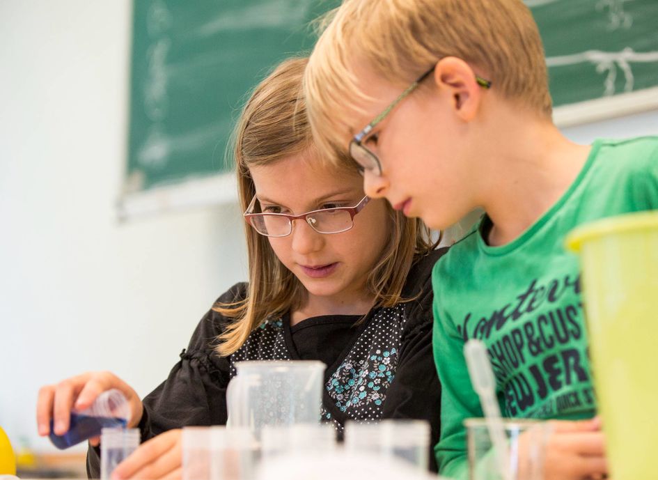 Im Evonik Science Camps @home erkunden junge Forscherinnen und Forscher das Klimagas Kohlenstoffdioxid. Foto: HessenChemie/Arne Landwehr