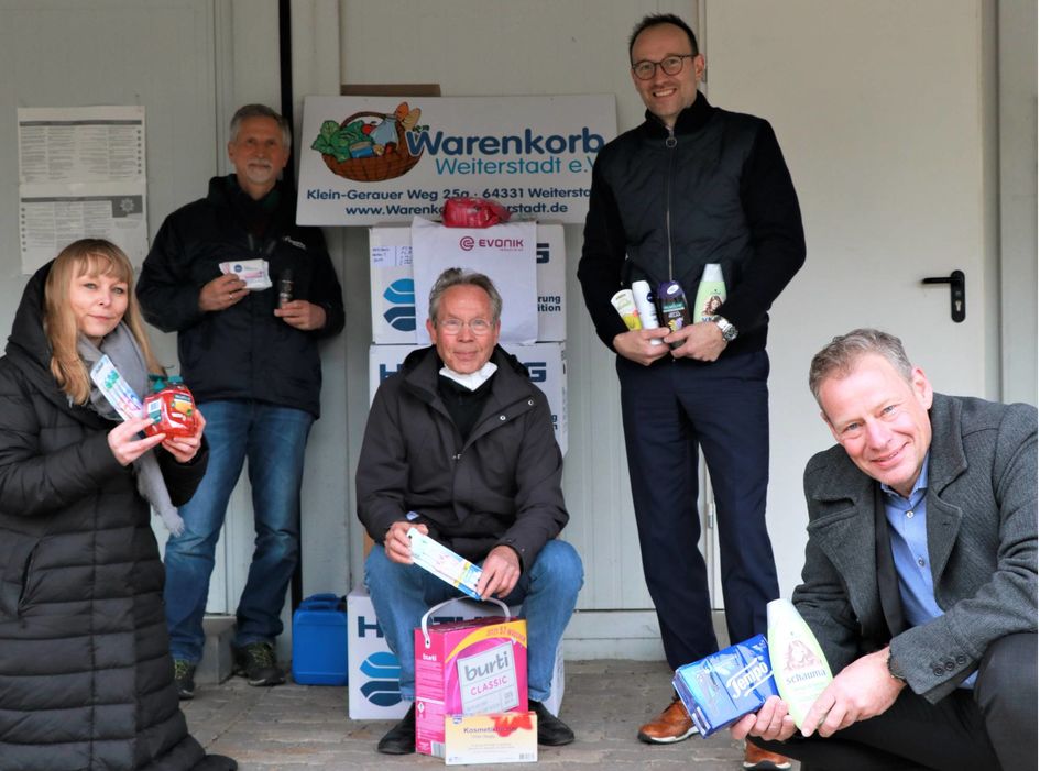 Ich denk an dich: Ein Herz für bedürftige Menschen in Weiterstadt zeigen Daniela Lauterbach, Evonik-Teamleiterin Kaufmännische Ausbildung, Wilfried Schmahl und Eugen Moczygemba von Warenkorb Weiterstadt, Thomas Basten, Evonik-Standortleiter Darmstadt/Weiterstadt, sowie Bürgermeister Ralf Möller. Foto: Evonik Industries