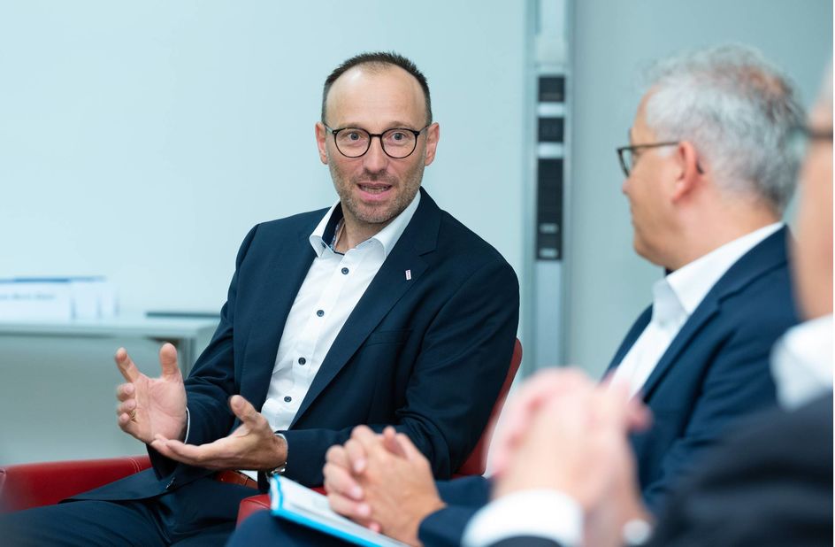 Standortleiter Thomas Basten im Gespräch mit Minister Tarek Al-Wazir. Foto: IHK Darmstadt/Markus Schmidt