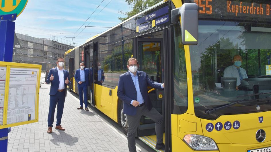 Daumen hoch für die neue Bushaltestelle! Thomas Kufen, Oberbürgermeister der Stadt Essen (vorne), Patrick Muhlack, Leiter des Evonik-Standorts Goldschmidtstraße (links), und Ruhrbahn-Geschäftsführer Michael Feller. Foto: Evonik Industries
 