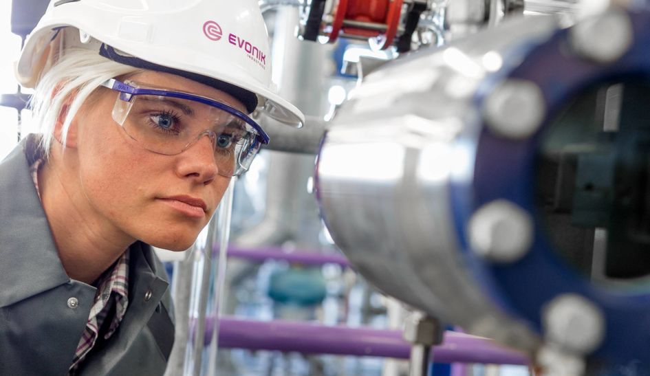 Ausbildung zur Chemikantin (Foto: Evonik Industries)