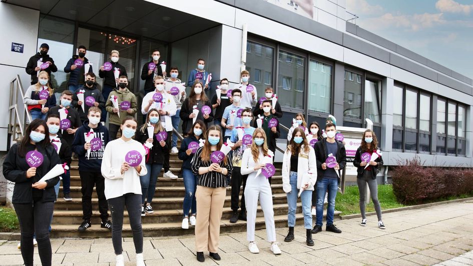 Zum Start gab es für alle neuen Auszubildenden eine Überraschungstüte und persönliche Tablets. Foto: Evonik