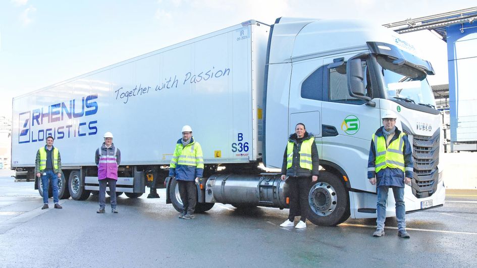 Nachhaltiger unterwegs durch den Einsatz eines LNG-Fahrzeugs. Von links: Jörg Fuchs (Rhenus Freight Logistics), Patrick Muhlack (Evonik), Daniel Brünink (Evonik Logistics), Verena Schäfers (Rhenus Freight Logistics) und Werner Grosch (Evonik Logistics) freuen sich über die Kooperation. Foto: Evonik