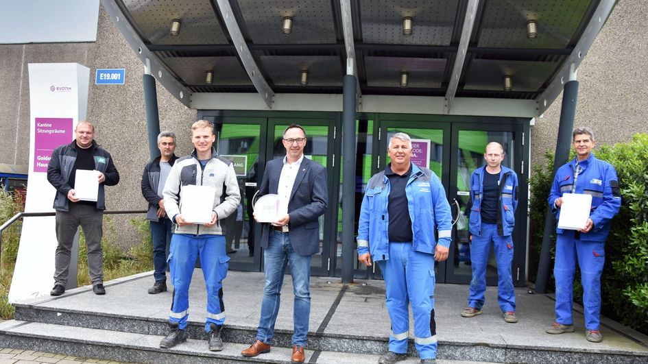 Große Freude bei allen Preisträgern. Platz 1 ging an die Firma Mainka Bau GmbH & Co. KG. Geschäftsführer Andre Volkmer mit dem Part-Award (4.v.l.) sowie den Mitarbeitern Marek Köster (3.v.l.) und Manfred Henkelüdecke (3.v.r.). Platz 2 belegte die TEHA Engineering GmbH, vertreten durch Frank Werner (r.) und Steffen Bechtle (2.v.r.). Platz 3 erreichte die Firma Klaus Martin Hochbau-Tiefbau GmbH, vertreten durch Halil Dilgin (2.v.l.) und Kevin Hüning (l.). Foto: Evonik
 