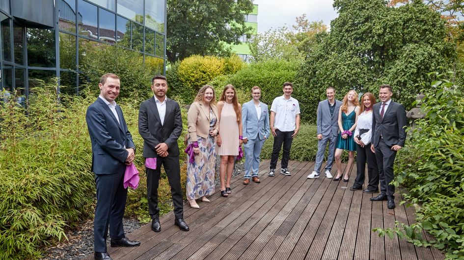 Sie haben ihre Ausbildung am Evonik-Standort Essen Goldschmidtstraße erfolgreich abgeschlossen. Alle wurden in ein unbefristetes Arbeitsverhältnis übernommen.
Foto: Evonik  
 