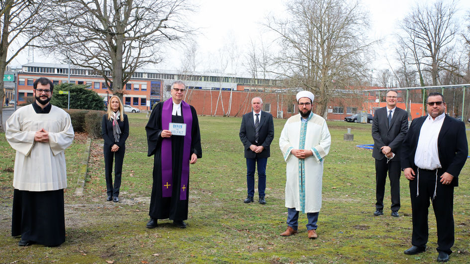 Die interreligiöse Gedenkfeier, die vom Werksgottesdienst-Team aus dem Industriepark Wolfgang organisiert wurde, hat viele KollegInnen berührt. Die Botschaft der Nächstenliebe wurde von allen Beteiligten weitergegeben. Foto: Evonik Industries