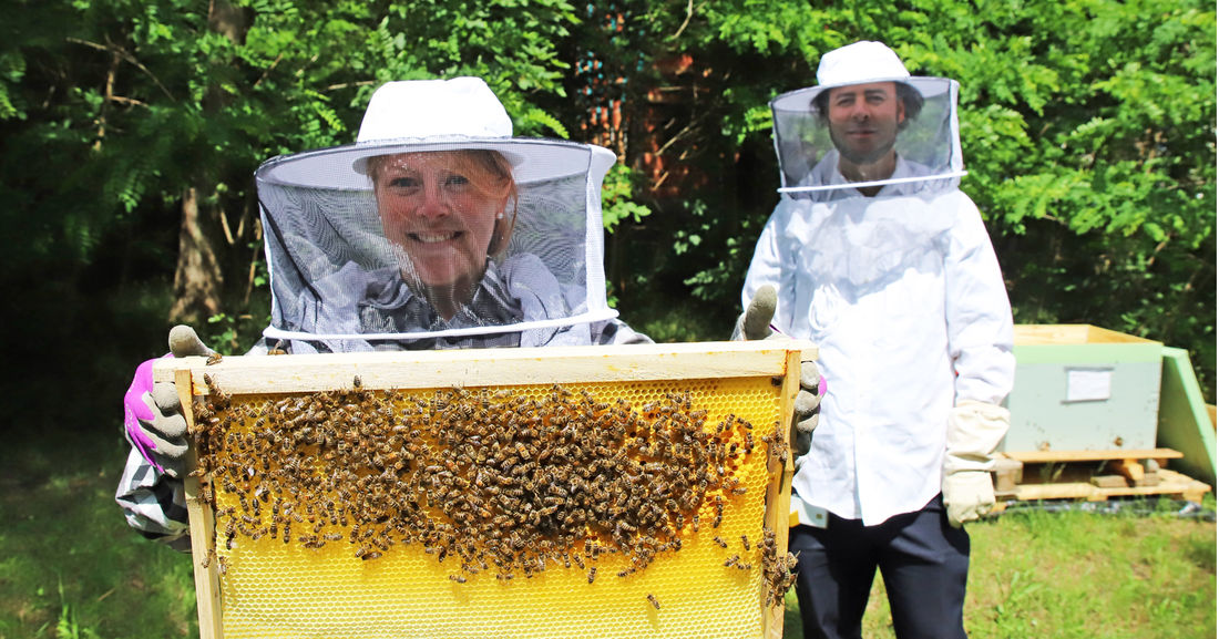 Fleißig: Die Evonik-Mitarbeiter Jasmin Mankiewicz und Daniel Fischer sind
Hobby-Imker. Sie haben im Industriepark insgesamt fünf Jungbienenvölker angesiedelt.