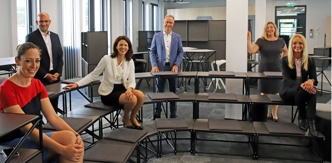 Isabelle Hemsley, CDU-Fraktionsvorsitzende Hanau, Matthias Krebs, Vorsitzender des Betriebsrats in Hanau, CDU-Bundestagsabgeordnete Katja Leikert, Landtagsabgeordneter Heiko Kasseckert, Renée Röske, Politische Kommunikation Evonik, und Standortleiterin Kerstin Oberhaus sind begeistert von dem neuen IT-Gebäude, v. l.