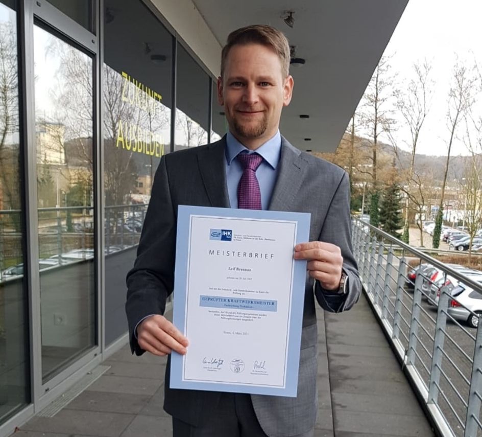 Geschafft: Leif Brennan hält seinen Meisterbrief in der Hand. Foto: privat