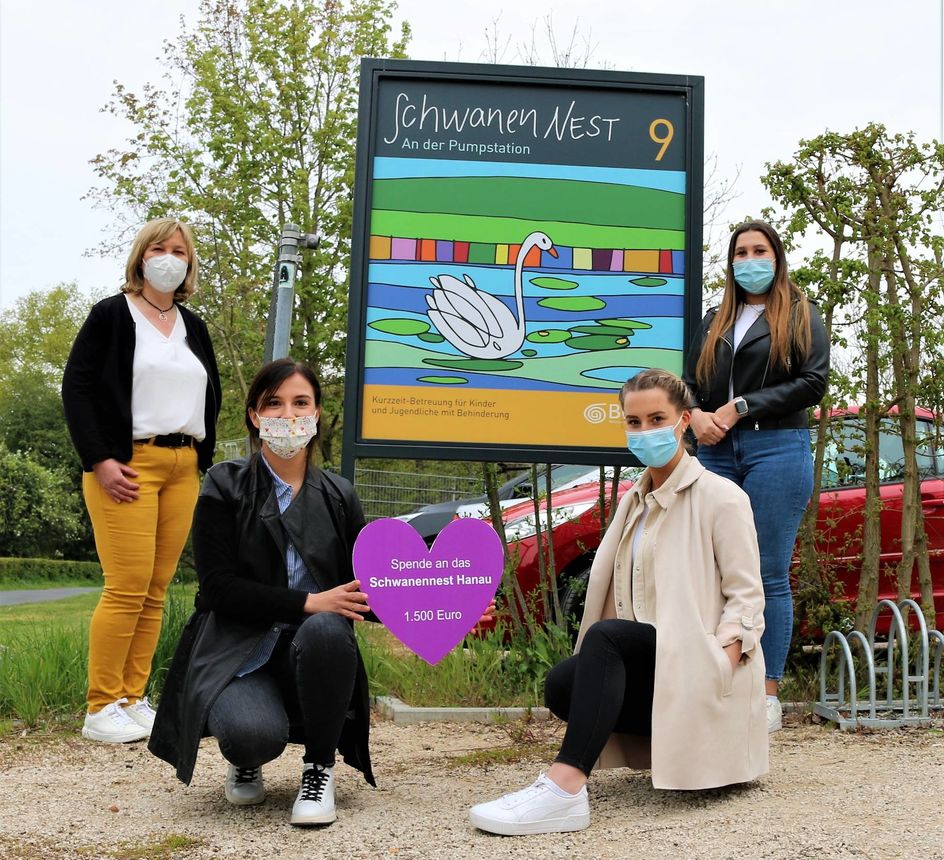 Annette Leske, Leiterin des Schwanennests (links), freut sich über die Spende des Evonik JuniorStores, überreicht von den Auszubildenden Aleksandra Dobos, Jenny Böhlke und Fabienne Trageser. Foto: Evonik Industries