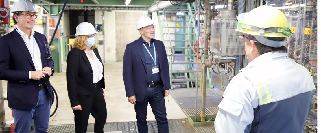 
Holger Sauerstein von Evonik erläutert René Rock, Barbara Fiala und
Ernestos Varvaroussis (v.r.n.l.) die H2O2 Pilotanlage.     Foto: Evonik Industries