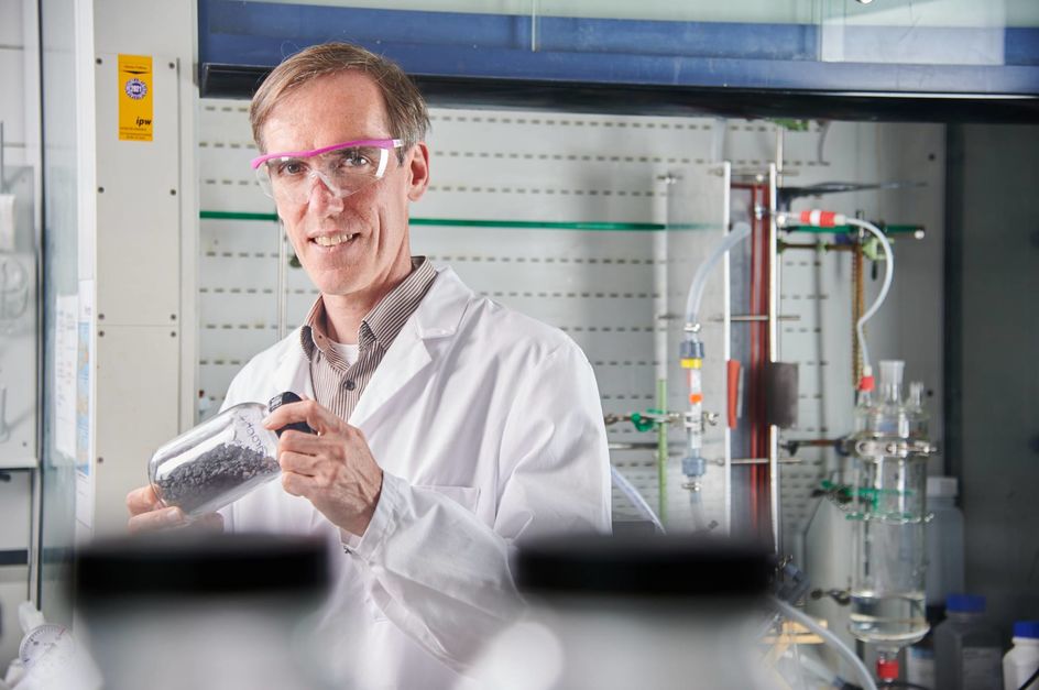 Verfahrenstechniker Patrik Stenner wird den Besucherinnen und Besuchern ein von Evonik entwickeltes Verfahren zum Abtrennen von Mikroplastik zeigen. Foto: Evonik Industries