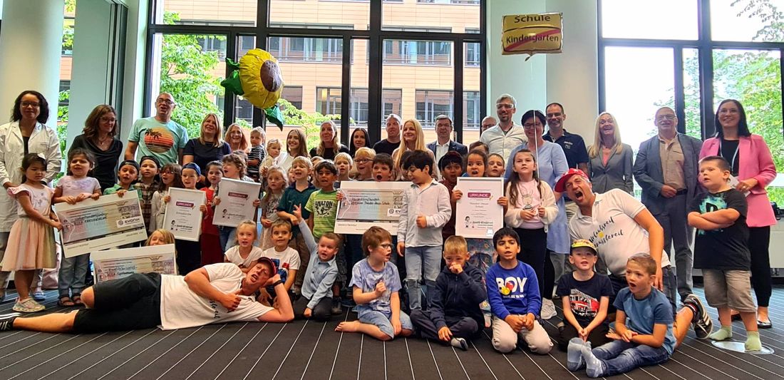 5 Gewinnerkitas - 50 glückliche Kinder: Bei der sechsten Runde der Evonik Kinderuni hat nicht nur der Forschernachwuchs viel Spaß gehabt. Bei der Auswertung der Dokumentationen staunte die Jury nicht schlecht über die vielen kreativen Einreichungen.