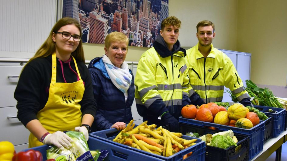 Die Azubis Emily Hext, Janic Woito und Lukas Münnemann mit Irmgard Hausmanns (2.v.l.) von der Tafel Krefeld. Lukas Münnemann (r.) arbeitete an diesem Tag im Fahrdienst, Janic Woito im Lager und Emily Hext packte im Tafel-Laden mit an (Foto: Evonik).