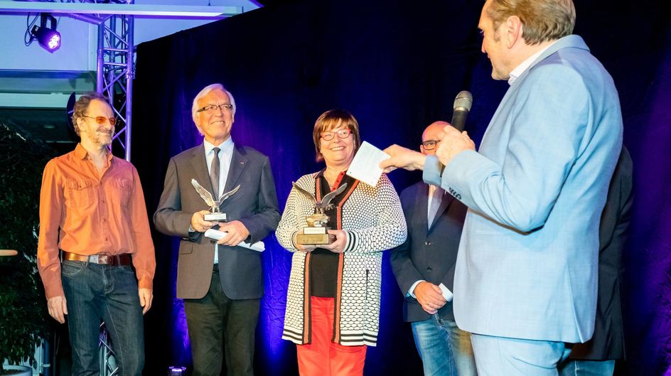 Standortleiter Armin Reimann (r.) ehrte im Beisein von Kabarettist Chin Meyer (l.) die Preisträger Hans Krüppel und Jutta Schmitz. Für sie nahm Uta Gosmann stellvertretend den Evonik-Adler-Ehrenpreis in Empfang. Foto: Evonik