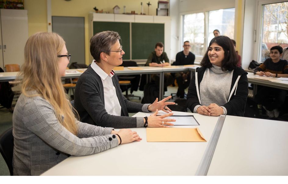 Jaqueline Huberg und Heike Lechtenberg im Interview mit einer Schülerin (v.l.). Anschließend gab es Feedback - auch von den Mitschülern, die das Gespräch aufmerksam beobachteten. Foto: Evonik