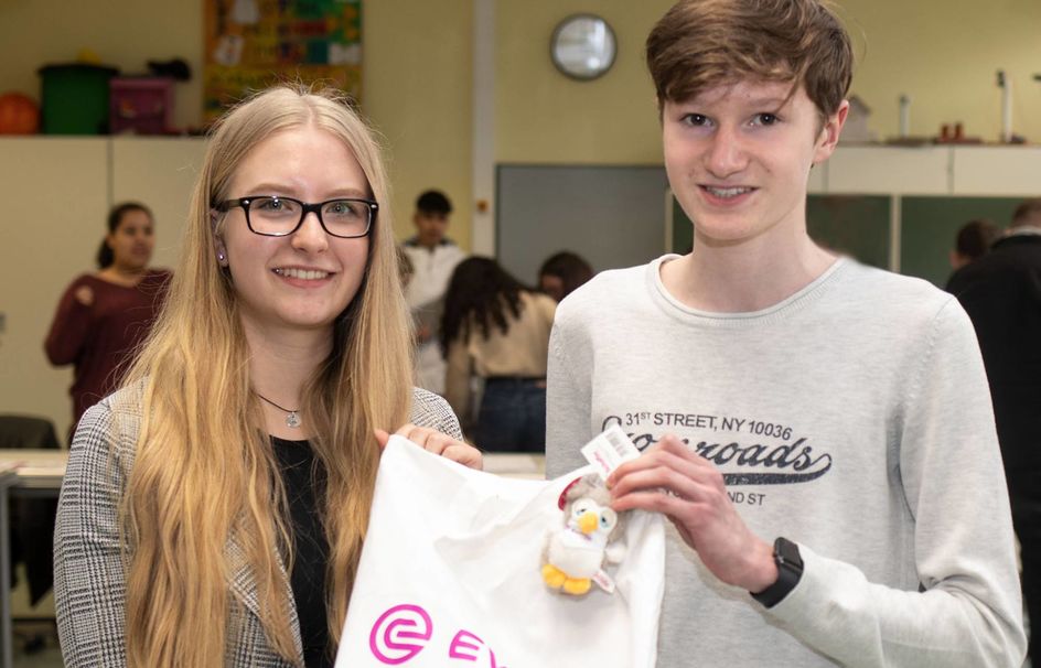 Eduard Singer wurde für die beste Bewerbung ausgezeichnet und erhielt von Auszubildender Jaqueline Huberg eine Evonik-Tasche mit Präsenten. Foto: Evonik