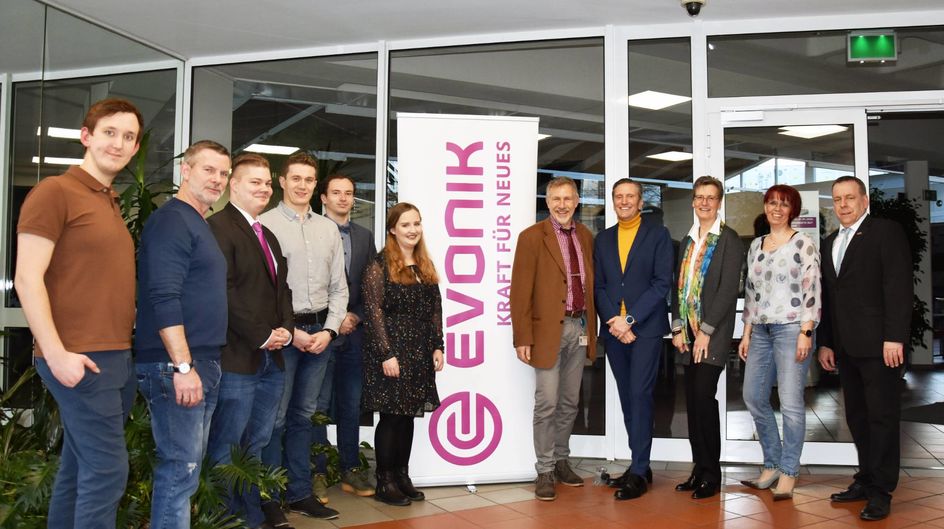 Die losgesprochenen Azubis mit Ausbildungsleiter Volker Kemper (r.), Standortleiter Armin Reimann (4.v.r.) und den Ausbildern. Foto: Evonik