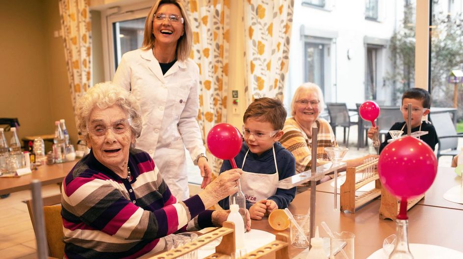 Die kleinen und großen Forscher hatten viel Spaß beim Experimentieren und staunten über die Ergebnisse. Ganz ohne Puste bliesen sich die Luftballons von selbst auf. Eine einfache chemische Reaktion machte es möglich. Foto: Evonik