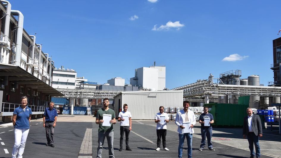 Ausbildungsleiter Volker Kemper (r.) freute sich mit den Ausbildern Heike Lechtenberg und Peter Kappers (v.l.) über den erfolgreichen Ausbildungsabschluss der Prüflinge. Hier präsentieren stolz die frischgebackenen Chemikanten und Chemielaboranten ihre Zeugnisse (Foto: Evonik).