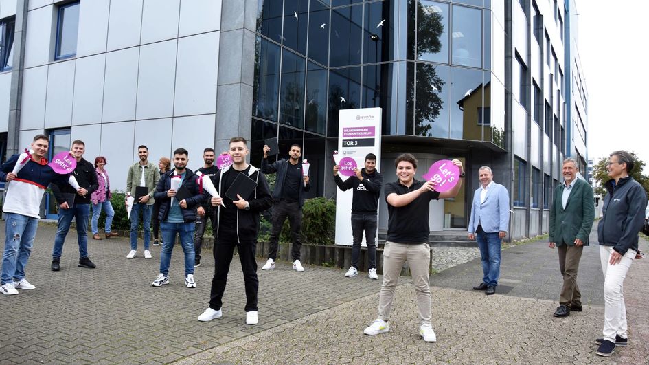 Zum Ausbildungsbeginn gab es Überraschungstüten und Tablets für die neuen Azubis am Evonik-Standort Krefeld (Foto: Evonik).