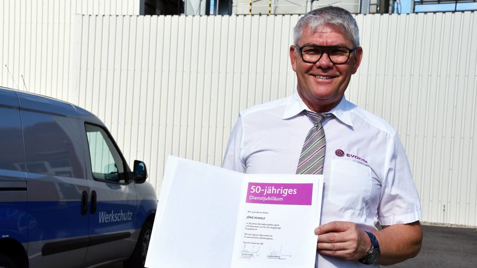 „Bodyguard“ des Standorts: Jörg Schulz mit der Jubiläumsurkunde. Foto: Evonik