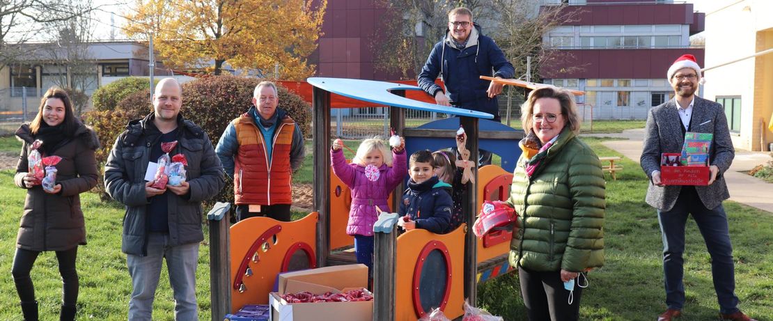 Foto: Stolz präsentieren die kleinen Künstler ihren selbstgebastelten Schmuck für den Weihnachtsbaum von Evonik in Lülsdorf. Standortleiter Dr. Arndt Selbach (r.) freute sich, bereits Ende November Nikolaus spielen zu dürfen, und dankte den Kindern sowie dem Leiter der Kita Kopernikusstraße Stephan Helten (2. v. l.) mit kleinen Überraschungspaketen.
Quelle: Evonik