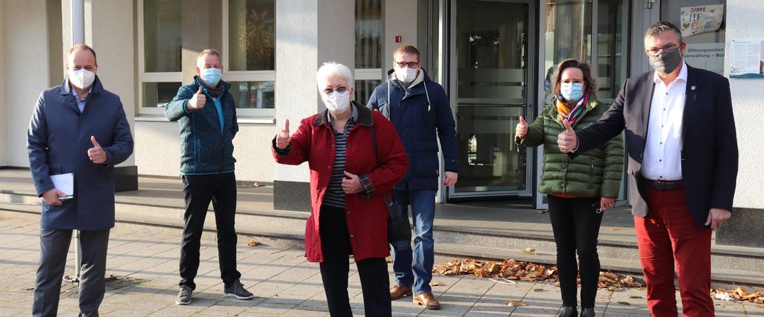 Bild: Hannelore Mertens (m.) freut sich mit Bürgermeister Stephan Vehreschild (r.) über die von Evonik-Mitarbeitern überreichte Geldspende. (Quelle: Evonik)