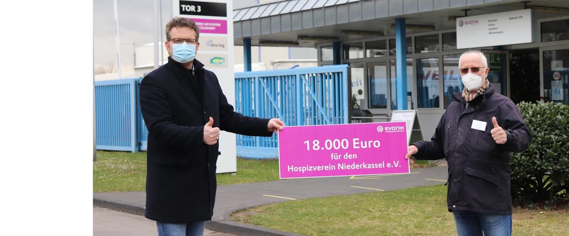 Jochen van Üüm (re.), Vorsitzender des Niederkasseler Hospizvereins, nahm den symbolischen Spendenscheck von Evonik-Standortleiter Dr. Arndt Selbach (li.) entgegen. Foto: Evonik